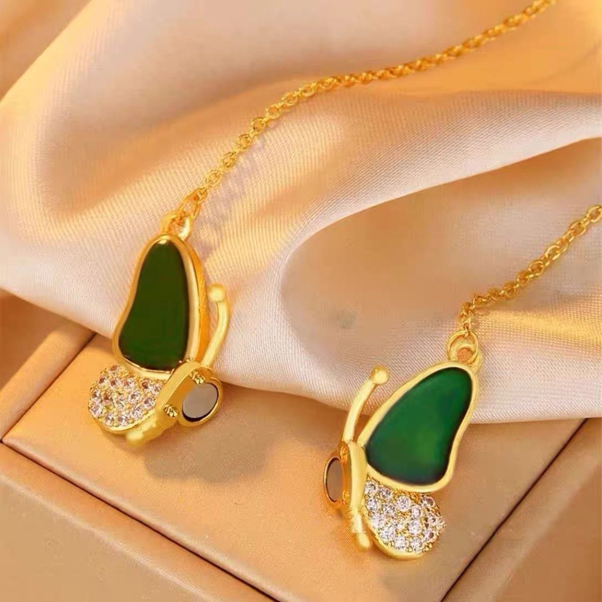 🦋Color Changing Butterfly Necklace